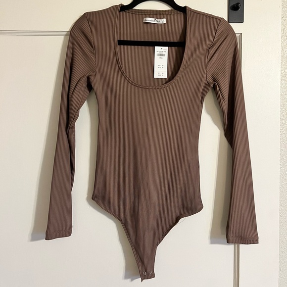 NWT Abercrombie & Fitch Ribbed Bodysuit. Espresso color, size small. - Picture 1 of 5